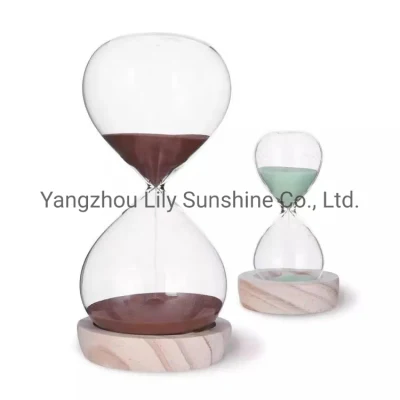 Reloj de arena en color transparente con fondo de madera